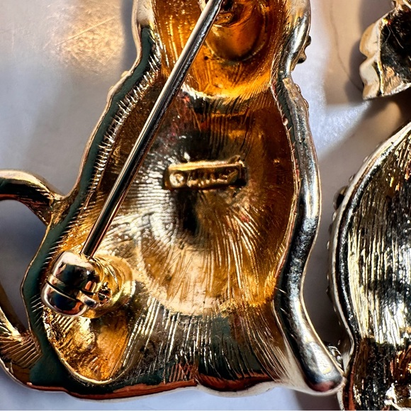 2 vintage Monet brooches black enamel & pave rhinestone cats - Picture 3 of 7